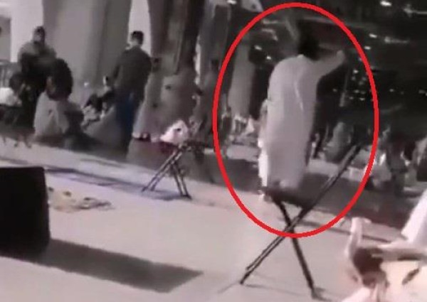 بيان من شرطة مكة بشأن شخص يحمل سلاحًا أبيض ويردد عبارات مؤيدة لجماعات إرهابية في الحرم المكي