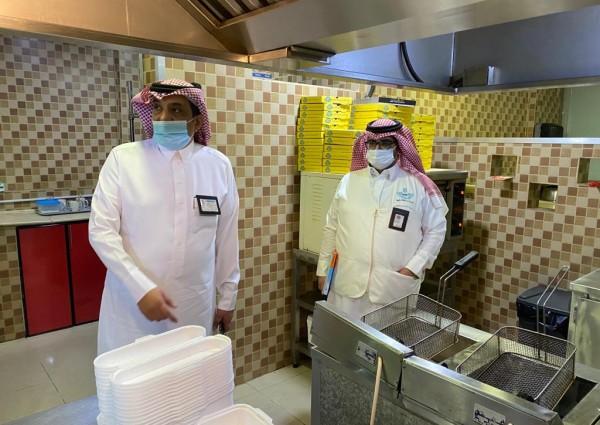 رئيس بلدية بقيق يشارك الفرق الرقابية في حملة لتفعيل مبادرة ” ممتثل “