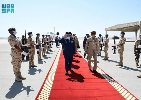 رئيس هيئة الأركان العامة يلتقي القائد العام لقوة دفاع مملكة البحرين ورئيس هيئة الأركان