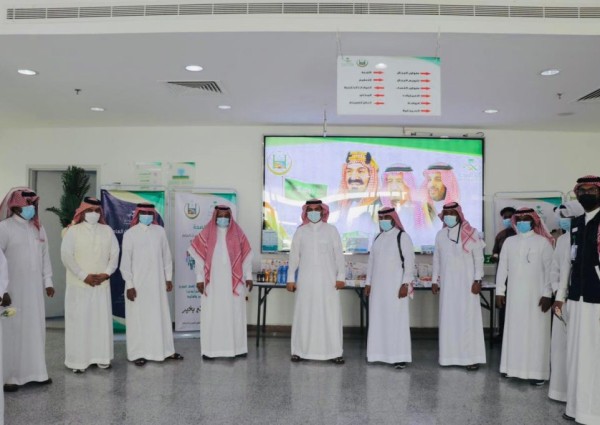 محافظ الحرث يعايد أبطال الصحة بمستشفى المحافظة