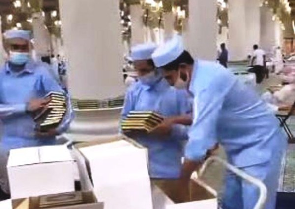 بعد رفعها العام الماضي احترازياً.. إعادة المصاحف إلى المسجد الحرام والمسجد النبوي (فيديو)