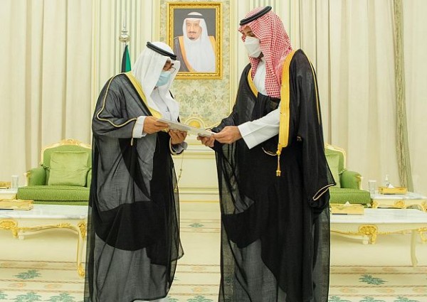 ولي العهد يتسلم رسالة خطية لخادم الحرمين من أميرالكويت ويعقد اجتماعاً مع سمو ولي العهد الكويتي