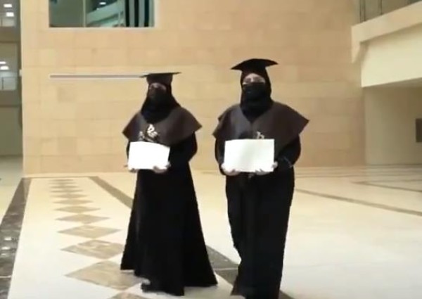 شاهد: عيدة الرشيدي وابنتها أريج تحتفلان بنجاحهما وتخرجهما من جامعة شقراء