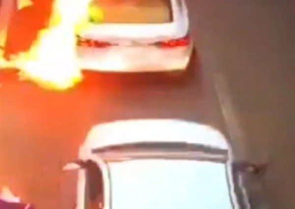 وثقته كاميرا مراقبة .. بالفيديو: شرارة سيارة تتسبب في اشتعال النيران في محطة وقود