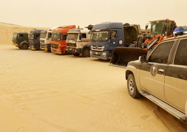 المجاهدين تضبط عدد من المعدات أثناء قيامها بنهل الرمال وتجريف التربة بالمنطقة الشرقية