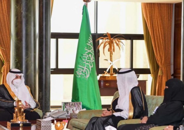 أمير تبوك يستقبل مدير فرع التجارة بالمنطقة وموظفي الفرع الحاصلين على جائزة التميز