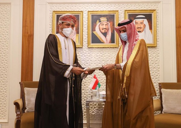 خادم الحرمين الشريفين يتلقى رسالة خطية من سلطان عُمان