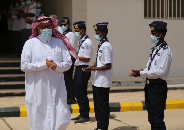 كشافة يُفاجئون قائدهم بممر شرفي في يوم تقاعده 