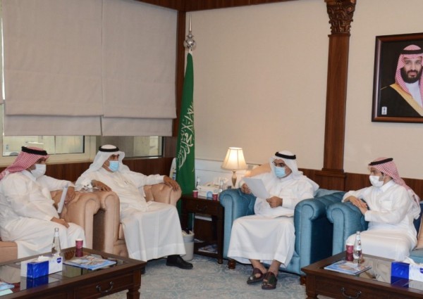 أمين الشرقية يلتقي أهالي بلدة أبو معن بالقطيف ويناقش المشاريع التنموية فيها