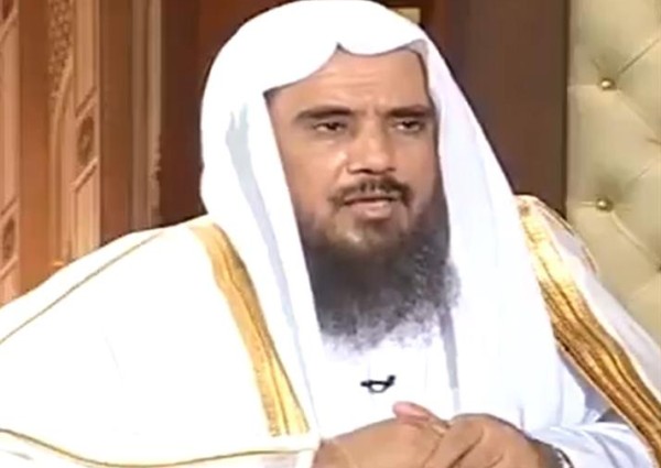 امرأة والدها كان محافظا على الصلاة ويعمل الصالحات وحينما توفى كان وجهه أسود هل دليل على عدم قبول عمله؟ .. الخثلان يجيب!