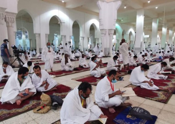 بالصور ..ضيوف الرحمن يصلون مسجد نمرة في أجواء إيمانية.. لأداء صلاتي الظهر والعصر