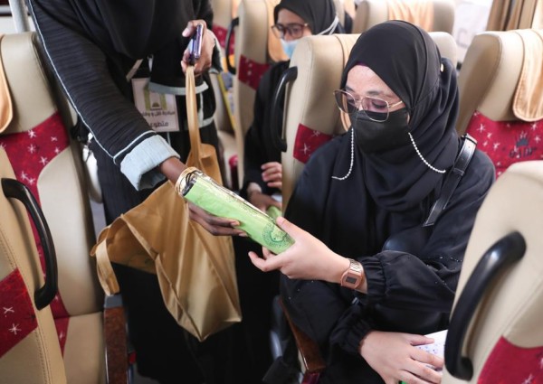 بالصور ..وزارة الشؤون الإسلامية تباشر تنفيذ مبادرة ظل ووقاية 2 بتوزيع أكثر من 5 آلاف مظلة شمسية على ضيوف الرحمن في مراكز الاستقبال الحجاج بمداخل مكة