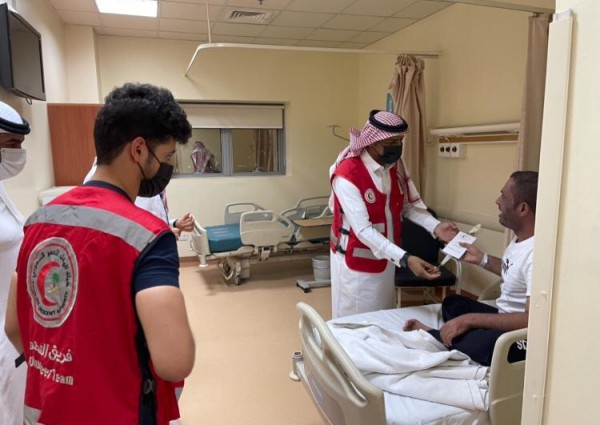 منسوبو ومتطوعو الهلال الأحمر بالجوف يعايدوا المرضى المنومين