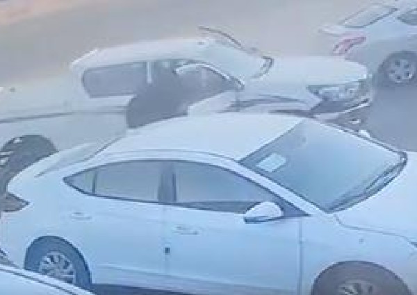 بالفيديو: شاب ينقذ عائلة انزلقت سيارتهم إلى طريق سريع في حفر الباطن