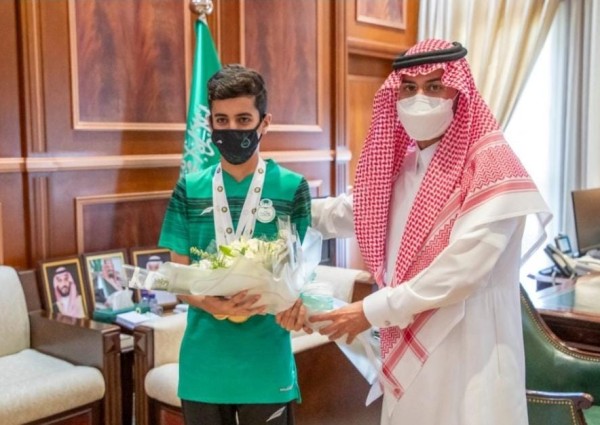 نائب أمير منطقة حائل يهنئ السباح مشاري الجميلي لحصوله على الميدالية الذهبية