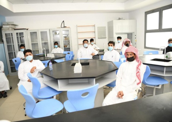 مدير عام تعليم مكّة يتفقد مدارس شرق مكة ويُشيد بمستوى الانضباط في العملية التعليمة وتطبيق الإجراءات الاحترازية