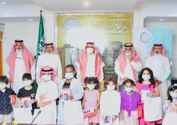 ضمن برنامج عطاؤنا مستمر .. جمعية أيتام تبوك توزع (٤١٠) جهاز لوحي على الطلاب الأيتام
