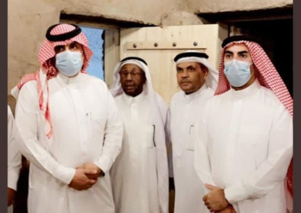 رئيس بلدية محافظة الحائط يزور القرية التراثية