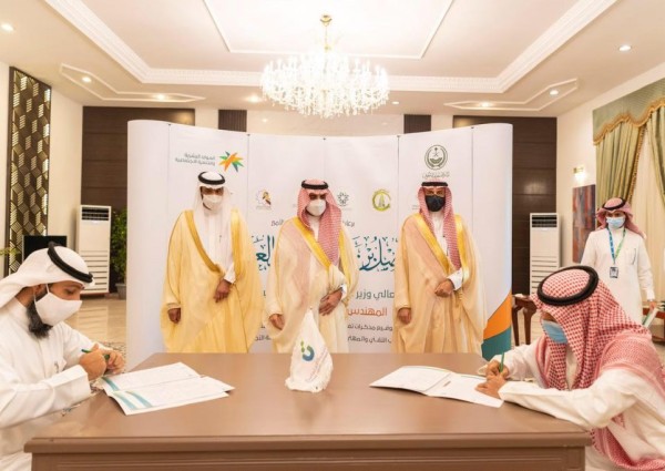 سمو أمير منطقة الجوف يستقبل وزير الموارد البشرية ويشهد توقيع 6 اتفاقيات و7 عقود تمويل لأبناء المنطقة