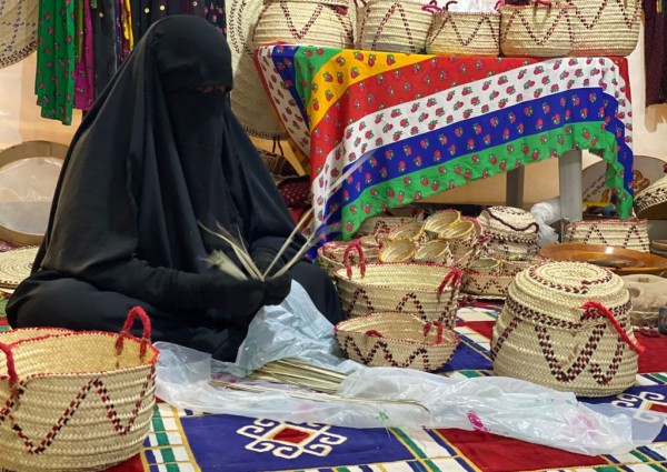 صناعة “السعف” المهنة التي تتوارثها الأجيال النسائية في وادي الدواسر 