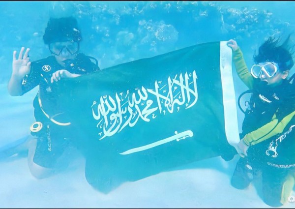 الطفلة “فجر الأحمري” تسطع من أعماق البحر الأحمر حبًا للوطن