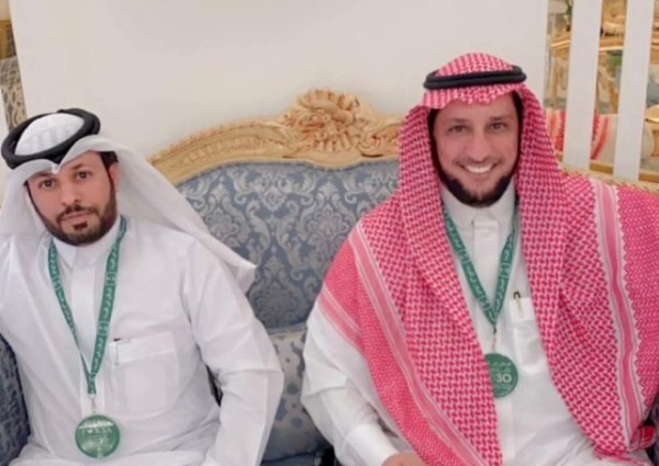 الاعلامي عبد الرحمن بن مرشد يحتفل باليوم الوطني في ديوانه الخاص بعدد مختصر من الأهل والاصدقاء .