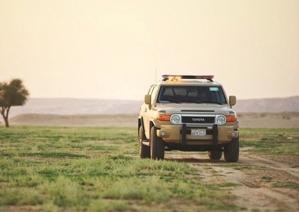 القوات الخاصة للأمن والحماية تضبط أربعة مخالفين لنظام البيئة يقومون بنقل الرمال وتجريف التربة بتبوك