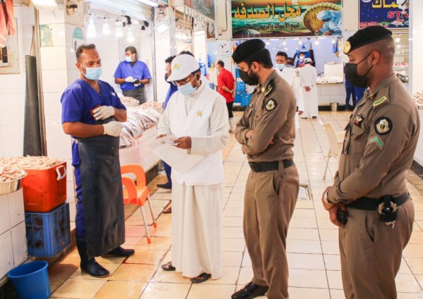 بلدية وسط الدمام تقوم بزيارة 67 محل في سوق الاسماك المركزي بالدمام، ضمن حملة مشتركة مع الأمن الوقائي بشرطة الدمام وفرع التجارة وفرع الموارد البشرية