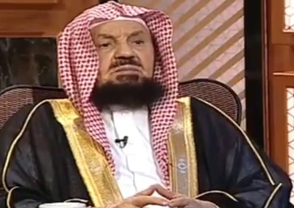 هل يؤجر المسلم على الجلوس بالمسجد بعد الصلاة؟ .. المنيع يجيب! – فيديو