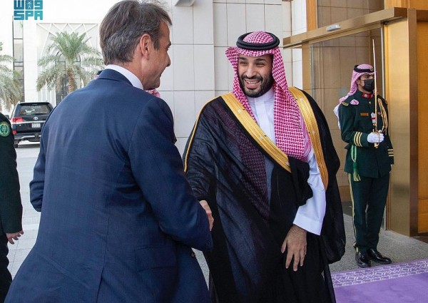 سمو ولي العهد يلتقي برئيس الوزراء اليوناني