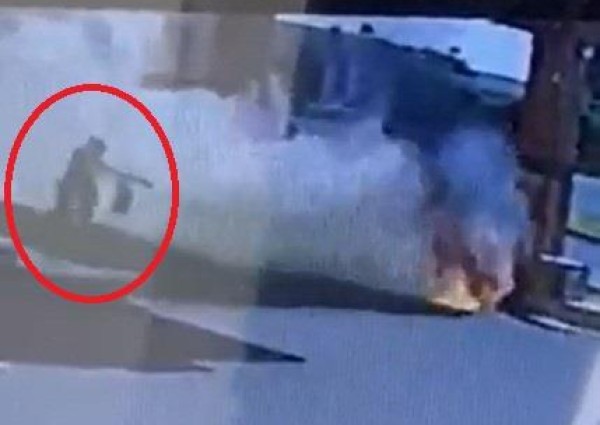 العامل سحب خرطوش المكينة .. شاهد: رجل أمن يطفئ حريق شب بمحطة وقود بالجوف .. ويكشف تفاصيل ماحدث!