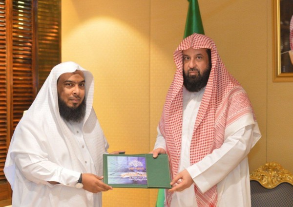 معالي الرئيس العام لهيئة الأمر بالمعروف يتسلم تقرير حملة “الصلاة نور” لفرع منطقة تبوك