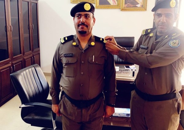 قائد دوريات أمن طريق القصيم يقلد العوفي رتبته الجديدة 