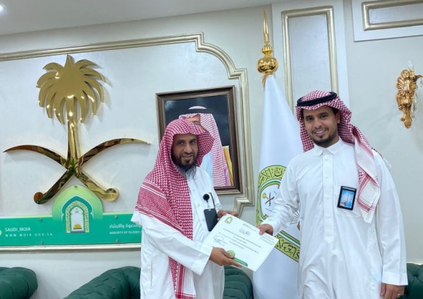 مدير فرع وزارة الشؤون الإسلامية  بالحدود الشمالية يكرم البجيدي والحازمي