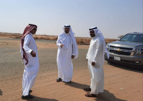 محافظ بيش يقف مع رئيس البلدية على موقع المنطقة الصناعية