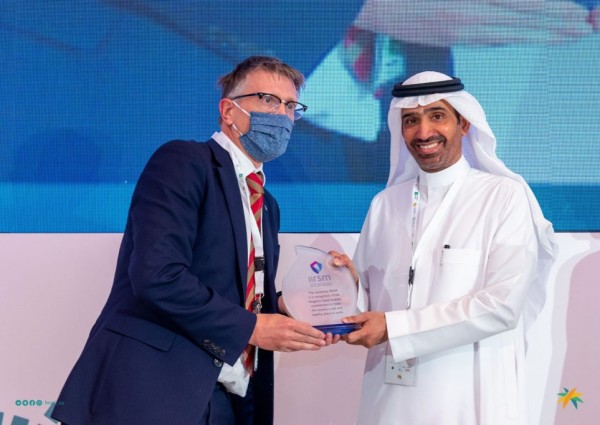 المعهد الدولي البريطاني لإدارة المخاطر والسلامة يمنح وزارة الموارد البشرية جائزة استثنائية