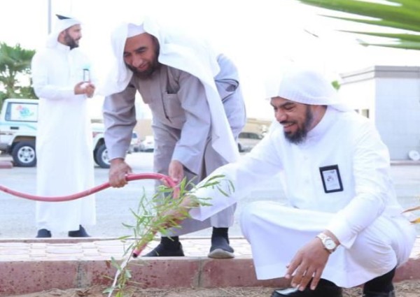 هيئة الأمر بالمعروف بالقصيم تشارك في مبادرة “السعودية الخضراء”