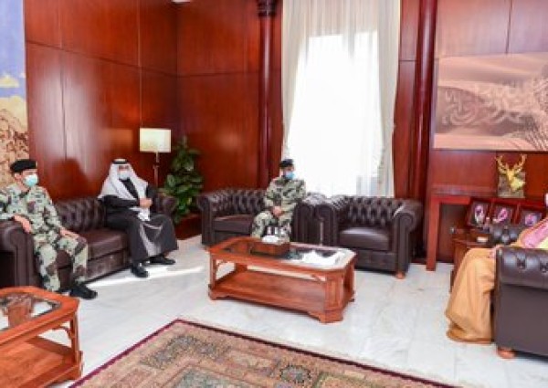 أشاد سموه بجهود رجال قوات الطوارئ الخاصة .. أمير حائل يستقبل اللواء ركن محمد بن مقبول العمري 