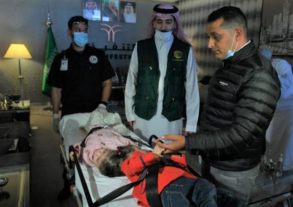 إنفاذًا لتوجيهات خادم الحرمين الشريفين.. وصول التوأم السيامي المصري “سلمى وسارة” إلى الرياض