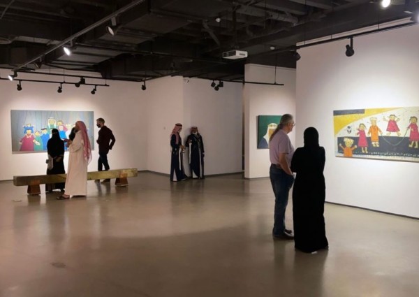 “دْوِيلة” معرض تشكيلي يستحضر التراث.. ويواجه تعقيدات العصر ببساطة الطفولة