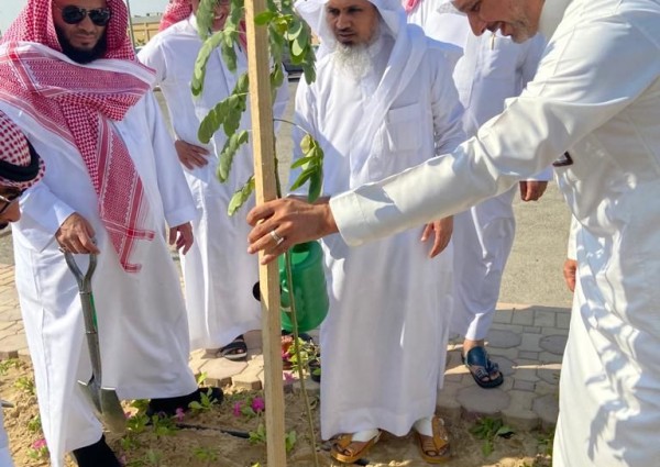 مدير عام فرع الرئاسة العامة لهيئة الأمر بالمعروف بالمنطقة الشرقية يشارك في تشجير الفرع