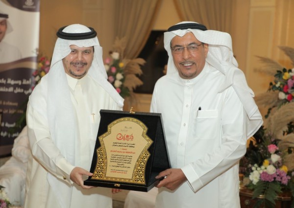 تقديرا وعرفانا بجهودهم ..  احتفاء رئيس مجلس أمناء مؤسسة عبدالمنعم الراشد الإنسانية برئيس غرفة الأحساء السابق عبداللطيف بن محمد العرفج ورئيسها الحالي عبدالعزيز بن صالح