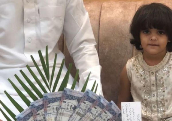 استقبلته الطفلة بالورود .. المواطن فهد المهيمزي يكرم البطل صالح بركه الشويلعي بمبلغ مالي بعد انقاذ ابنته من داخل خزان بالمدينة