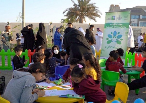 أمانة الشرقية توزع 1300 شجرة من خلال عربة شرقية خضراء في حاضرة الدمام