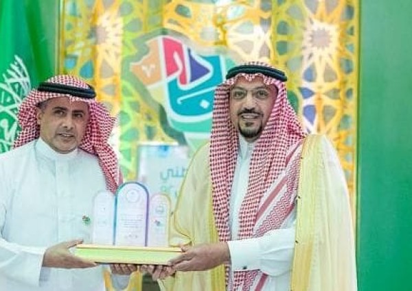 أمير القصيم يُكرّم مدير دار الرعاية الاجتماعية للمسنين