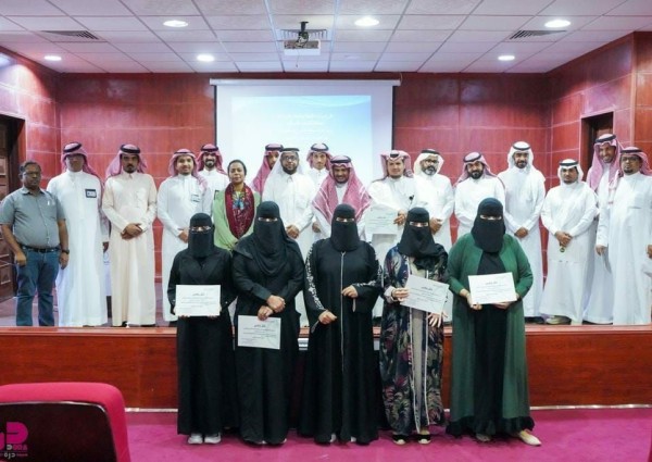 مدير عام فرع وزارة البيئة بالحدود الشمالية يكرم رئيس وأعضاء هيئة الصحفيين في مسرح الفرع