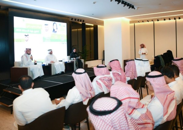اثنينية الحوار تستعرض بناء الإنسان واستثمار القدرات والمواهب وزرع القيم في مناهج التعليم الجديدة