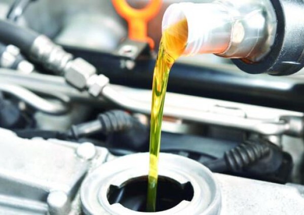 “المواصفات”: التصريحات المتداولة بشأن عدم وجود زيوت للسيارات قابلة للاستخدام لـ”10″ آلاف كيلو غير دقيقة