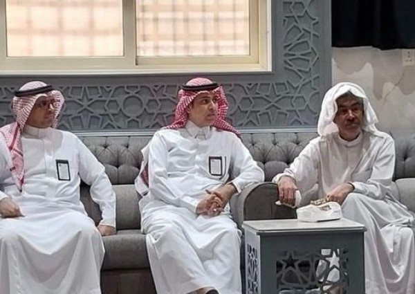 مدير عام تعليم الشرقية ينقل تعازي وزير التعليم لأسرة الطالب حسن الشعلة الذي توفى في الحافلة المدرسية