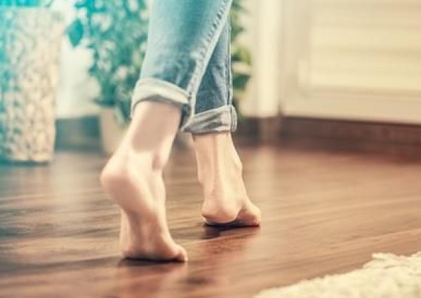 بعد تدوال فيديو له .. الدكتور “فهد الخضيري” يكشف حقيقة علاقة حدوث جلطة بسبب المشي حافياً على السيراميك البارد